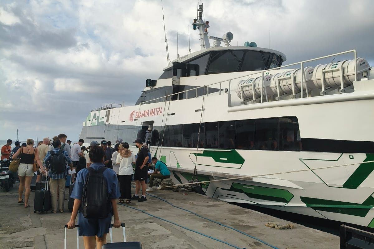 Passengers boarding the ferry at the harbour with their luggage