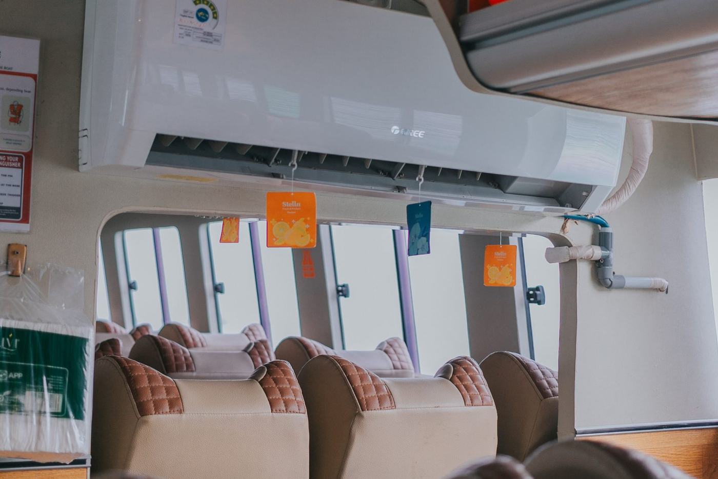 Cabin air conditioning with life jackets stowed in the overhead rack